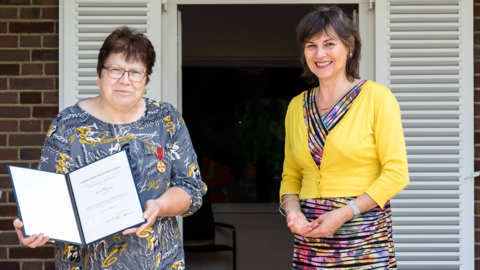 v. l. Bettina Kirchhof und Staatsekretärin Anne Janz