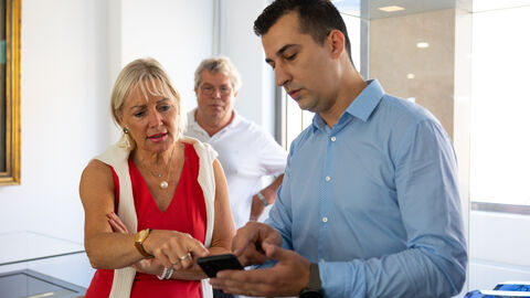 Künstliche Intelligenz trifft Handwerk – Digitalministerin informiert sich über Entwicklung Software mit Distr@l-Förderung für intelligente Vitrinen bei Glasbau Hahn in Frankfurt