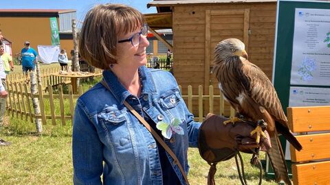 Eine Frau hält einen Adler auf der Hand
