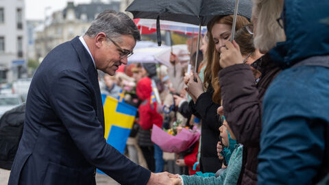 Ministerpräsident Rhein beim Empfang der Kronprinzessin Victoria von Schweden. Ministerpräsident Rhein schüttelt einem kleinem Mädchen die Hand.