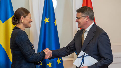 Kronprinzessin Victoria von Schweden und Ministerpräsident Boris Rhein. Kronprinzessin Victoria von Schweden schüttelt die Hand von Ministerpräsident Boris Rhein.