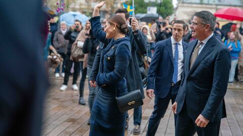 Ministerpräsident Rhein beim Empfang der Kronprinzessin Victoria von Schweden. Kronprinzessin Victoria von Schweden winkt den Besucherinnen und Besuchern vor der Staatskanzlei.