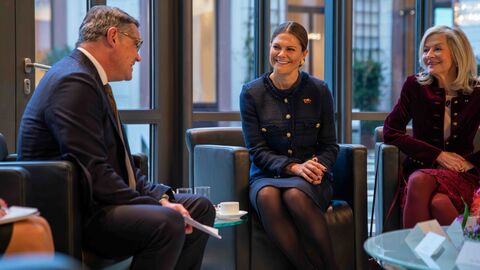 Ministerpräsident Rhein beim Empfang der Kronprinzessin Victoria von Schweden. Ministerpräsident Boris Rhein und Kronprinzessin Victoria von Schweden in einem Gespräch.