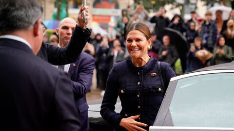 Ministerpräsident Boris Rhein empfängt Kronprinzessin Victoria von Schweden zum wirtschaftlichen und kulturellen Austausch in der Staatskanzlei. Ministerpräsident Boris Rhein empfängt Kronprinzessin Victoria von Schweden vor der Hessischen Staatskanzlei. Sie steigt gerade aus dem Auto aus und lächelt.