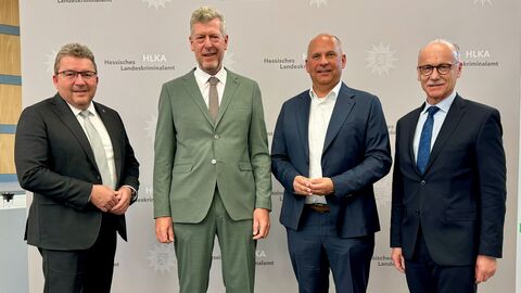 Vizepräsident HLKA Rudi Heimann, Präsident HLKA Andreas Röhrig, Innenminister Roman Poseck, Landespolizeipräsident Robert Schäfer posieren vor Wand