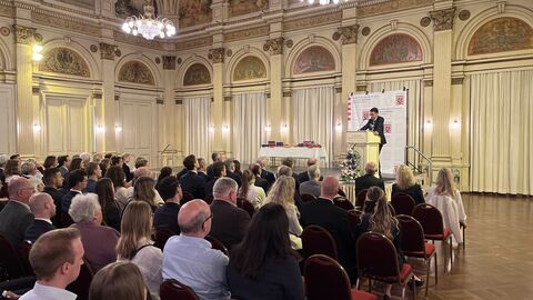 Justizminister Christian Heinz hält eine Rede vor den Absolventinnen und Absolventen