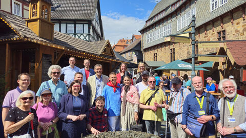 Wissenschaftsstaatssekretär Christoph Degen (5.v.li.), Sozialstaatssekretärin Strube (6.v.li.), Fritzlars Bürgermeister Hartmut Spogat (9.v.li.), Landesbeauftragter für Menschen mit Behinderung Andreas Winkel (10.v.li. im Karohemd)