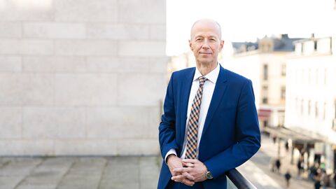 Der Bildungsminister Armin Schwarz schaut in die Kamera