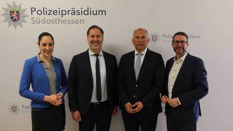 v.l.n.r. Stadträtin Isabelle Hemsley, Polizeipräsident Daniel Muth, Innenminister Roman Poseck, Landrat Thorsten Stolz