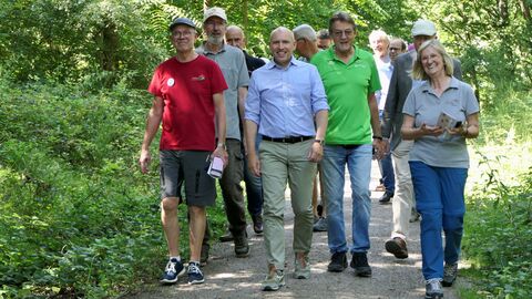 Minister Manfred Pentz und Mitglieder der NaturFreunde Hessen während der Wanderung 