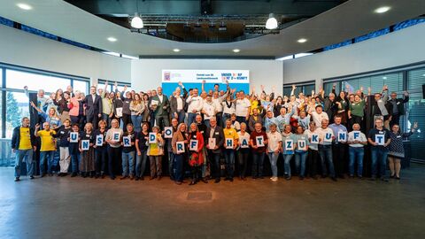 Die Gewinner des Landeswettbewerbs von "Unser Dorf hat Zukunft" mit Heimatminister Ingmar Jung. Die Gewinner des Landeswettbewerbs von "Unser Dorf hat Zukunft" mit Heimatminister Ingmar Jung.