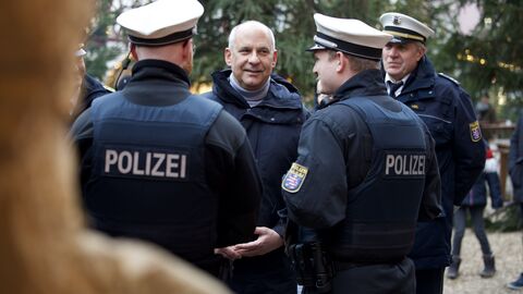 Mann mit Polizisten im Gespräch.