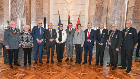 Verdienstordenverleihung 2025 Gruppenbild mit Ministerpräsident Rhein