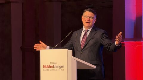Ministerpräsident Boris Rhein steht an einem Rednerpult mit der Aufschrift 120 Jahre Elektro Ehinger