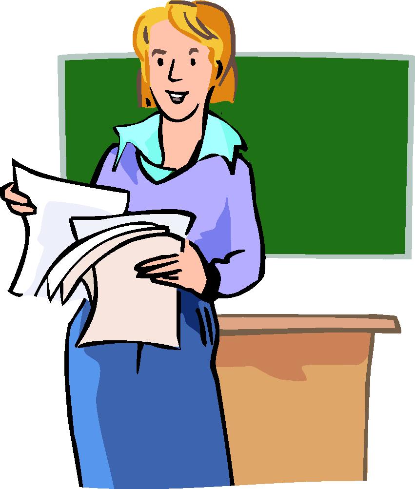 Eine Lehrerin steht vor einer grünen Tafel.